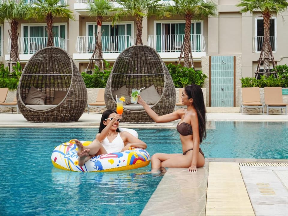 אם סושיאל פוקט (M Social Hotel Phuket)