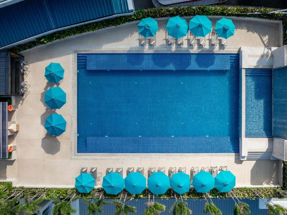 אם סושיאל פוקט (M Social Hotel Phuket)